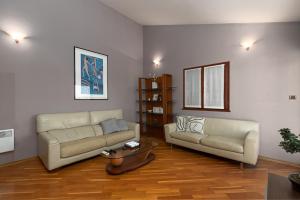 sala de estar con sofá y mesa en Biba Lux en Poreč