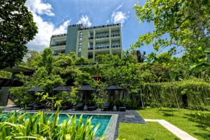 a hotel with a swimming pool and a building at Splendour Residence in Balapitiya