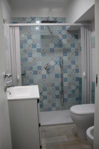 een badkamer met een douche, een wastafel en een toilet bij VerdeMare Charming accommodation in Vietri Sul Mare - Amalfi coast in Vietri