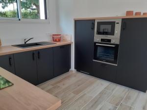 Kuchnia lub aneks kuchenny w obiekcie Maison au Moustoir-Arradon à 200 m du Golfe