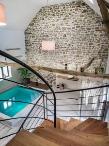 um quarto com piso de vidro e uma parede de tijolos em Les Hauts de Bagadou em Martel