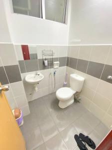 a bathroom with a toilet and a sink at Homestay Kuala Terengganu Affan01 Dekat Pantai Batu Buruk in Kuala Terengganu