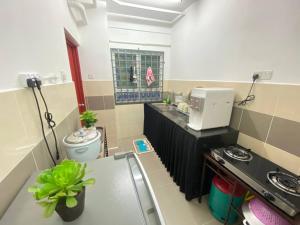 Homestay Kuala Terengganu Affan01 Dekat Pantai Batu Buruk في كوالا ترغكانو: حمام صغير مع حوض ومرحاض