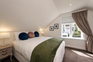 sypialnia z dużym łóżkiem i oknem w obiekcie Apollo Lodge Motel w mieście Wellington