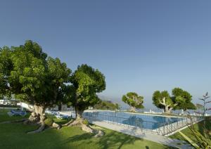 Бассейн в Parador de Nerja или поблизости