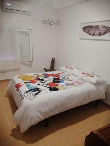 d'un lit avec une couverture en chaton dans l'établissement La Callejuela, à Villarejo de Salvanés