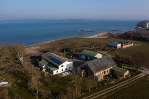 una vista aerea di una casa vicino all'acqua di Feel Meer a Schausende