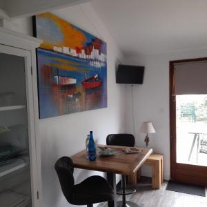 Televízia a/alebo spoločenská miestnosť v ubytovaní Loralistudios, Maison en bord de mer