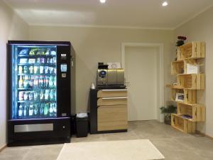 フェルカーマルクトにあるJagerwirt roomsの冷蔵庫付きの客室内のソーダメーカー