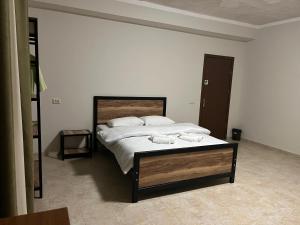 een slaapkamer met een bed met twee handdoeken erop bij Babilon Hotel Tbilisi in Tbilisi City