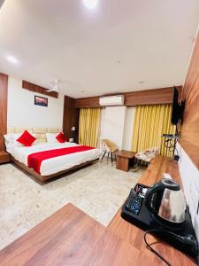 Habitación de hotel con cama y teléfono en LEELA BIZOTEL en Jūnāgadh