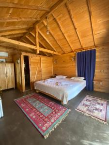 ein Schlafzimmer mit einem Bett in einem Holzzimmer in der Unterkunft Green Pine Bungalows & Beach Luxury Concept in Oludeniz + 168 Fotos