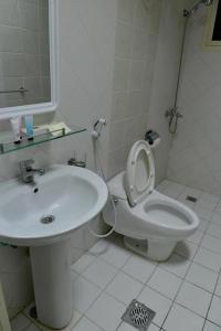 La salle de bains blanche est pourvue d'un lavabo et de toilettes. dans l'établissement المواسم الاربعة للاجنحه الفندقية, à Al-Jubayl