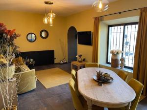 salon ze stołem i kanapą w obiekcie El Sentimiento Don Javier Apartment w mieście Torrox