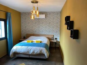 sypialnia z łóżkiem z 2 żółtymi poduszkami w obiekcie El Sentimiento Don Javier Apartment w mieście Torrox +37 zdjęć