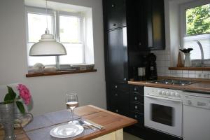 een keuken met een tafel met een glas wijn bij Ferienwohnung am Herrnberg in Prien am Chiemsee