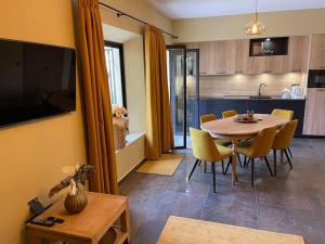 kuchnia i jadalnia ze stołem i krzesłami w obiekcie El Sentimiento Don Javier Apartment w mieście Torrox