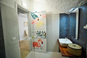 un bagno con wc, lavandino e doccia di Kite Hostel Stagnone a Marsala