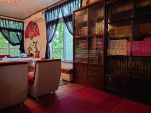 Habitación con cama y estantería con libros en 三介荘, en Izunokuni