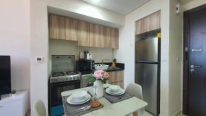 Kuchyň nebo kuchyňský kout v ubytování Fully-furnished 1 Bedroom Apartment