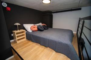 Un dormitorio con una cama con almohadas. en Studia przy lotnisku od WroclawApartament-pl, en Wroclaw