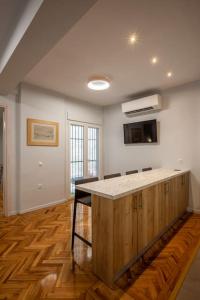 Zdjęcie z galerii obiektu Karolou Ntil- Ground floor Suite w Salonikach