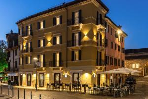 un edificio con mesas y sillas delante de él en HomeThirtyFour, en Verona