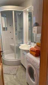 bagno con doccia e lavatrice. di Apartment Katrca Kranjska Gora a Kranjska Gora