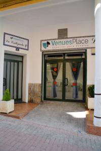 przednia część sklepu ze szklanymi drzwiami i napisem "Venus Place" w obiekcie La Callejuela w mieście Villarejo de Salvanés