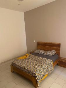Ένα ή περισσότερα κρεβάτια σε δωμάτιο στο Magnifique villa avec piscine à Somone au Sénégal