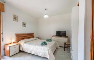 ein Schlafzimmer mit 2 Betten und einem TV in der Unterkunft Casa Francioso in Carovigno