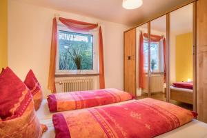 1 dormitorio con 2 camas y ventana en Ferienwohnung Sonnenschein en Langenargen