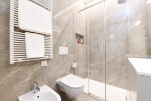 Vannituba majutusasutuses Lake Modern Suites - Free Parking