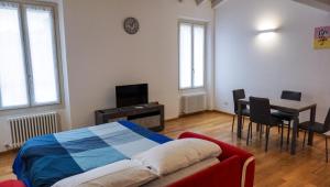 1 dormitorio con 1 cama y 1 mesa con sillas en Residenze Umberto I, en Mantua