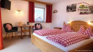 Postel nebo postele na pokoji v ubytování Hotel-Gasthof-Sonneck