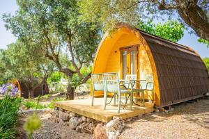 Camping Cambrils Caban في كامبريلس: طاولة وكراسي أمام منزل على شكل قبة