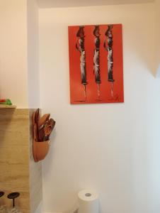 un dipinto appeso a un muro in una stanza di Skyline Central Apartment a Timişoara