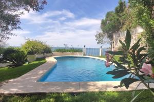 basen z oceanem w tle w obiekcie Mediterranean Villa - Sea Views & Heatable Pool w mieście Benalmádena