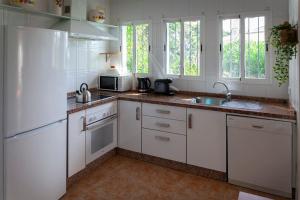 Køkken eller tekøkken på Mediterranean Villa - Sea Views & Heatable Pool