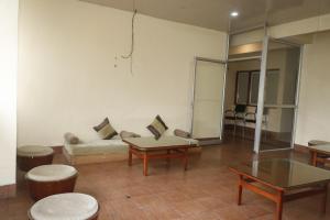 - un salon avec un canapé et une table dans l'établissement Hotel De Villa Gangtok, à Gangtok