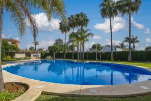 The swimming pool at or close to Jardines de Cannes