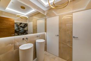 La salle de bains est pourvue d'un lavabo et d'un miroir. dans l'établissement Pension Montana Popa, à Blaj