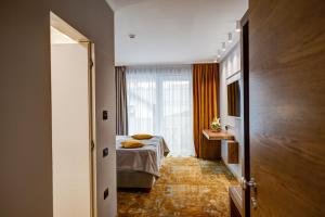 une chambre d'hôtel avec un lit et une fenêtre dans l'établissement Pension Montana Popa, à Blaj