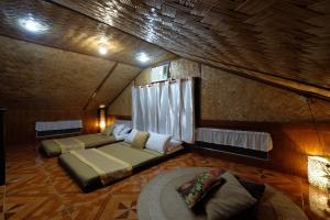 Habitación pequeña con 2 camas en Villa Khadine Grand Vista Resort, en Corón