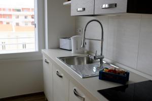 w kuchni z umywalką i oknem w obiekcie M&Mapartments w mieście Monopoli