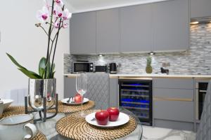 a kitchen with two plates of apples on a table at Oxford Street 2 Bedr, 3 Beds, 2,5 Bath, 2 min subway in London