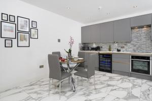a kitchen with a dining room table and chairs at Oxford Street 2 Bedr, 3 Beds, 2,5 Bath, 2 min subway in London