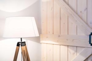 lampa siedząca obok drewnianych schodów w obiekcie Modita Boutique Apartments w Atenach