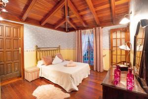 a bedroom with a bed in a room with wooden ceilings at Casa La Victoria in La Victoria de Acentejo