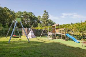 um parque infantil com um escorrega e um baloiço em Apartamentos Barral Meu Lar em Valga